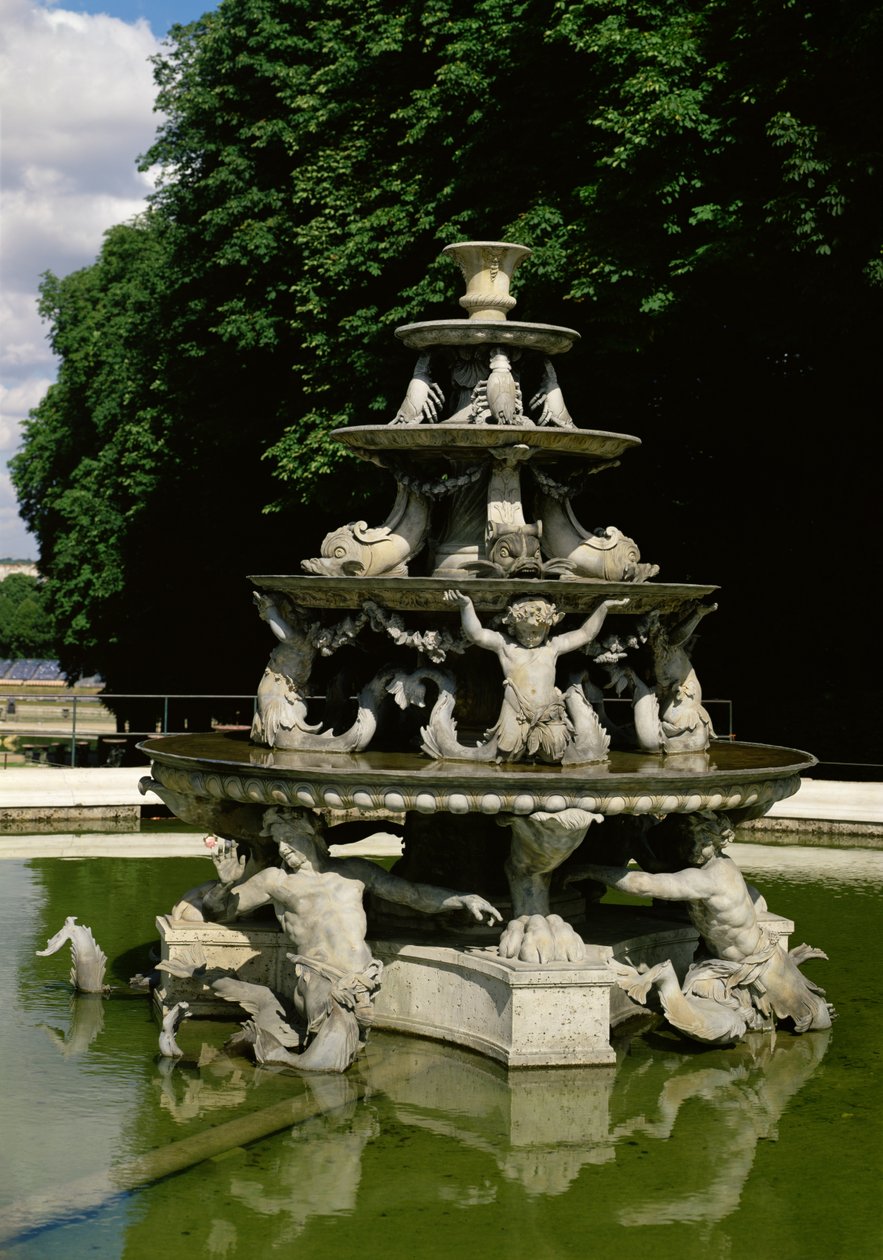 Fontaine de la Pyramide by Francois Girardon