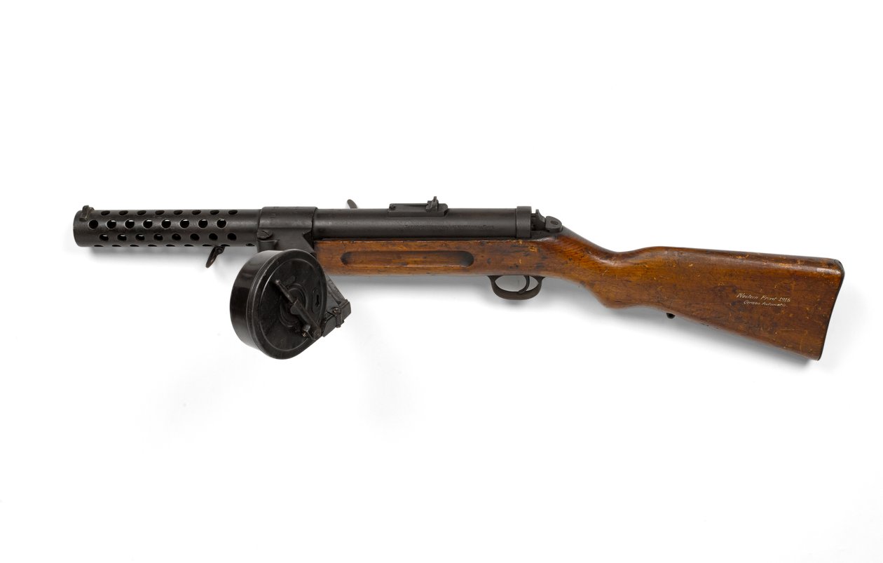 Bergmann 9 mm MP18-1 submachine gun by German School