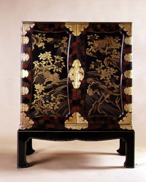 Japanese cabinet and stand, closed by Japanese School
