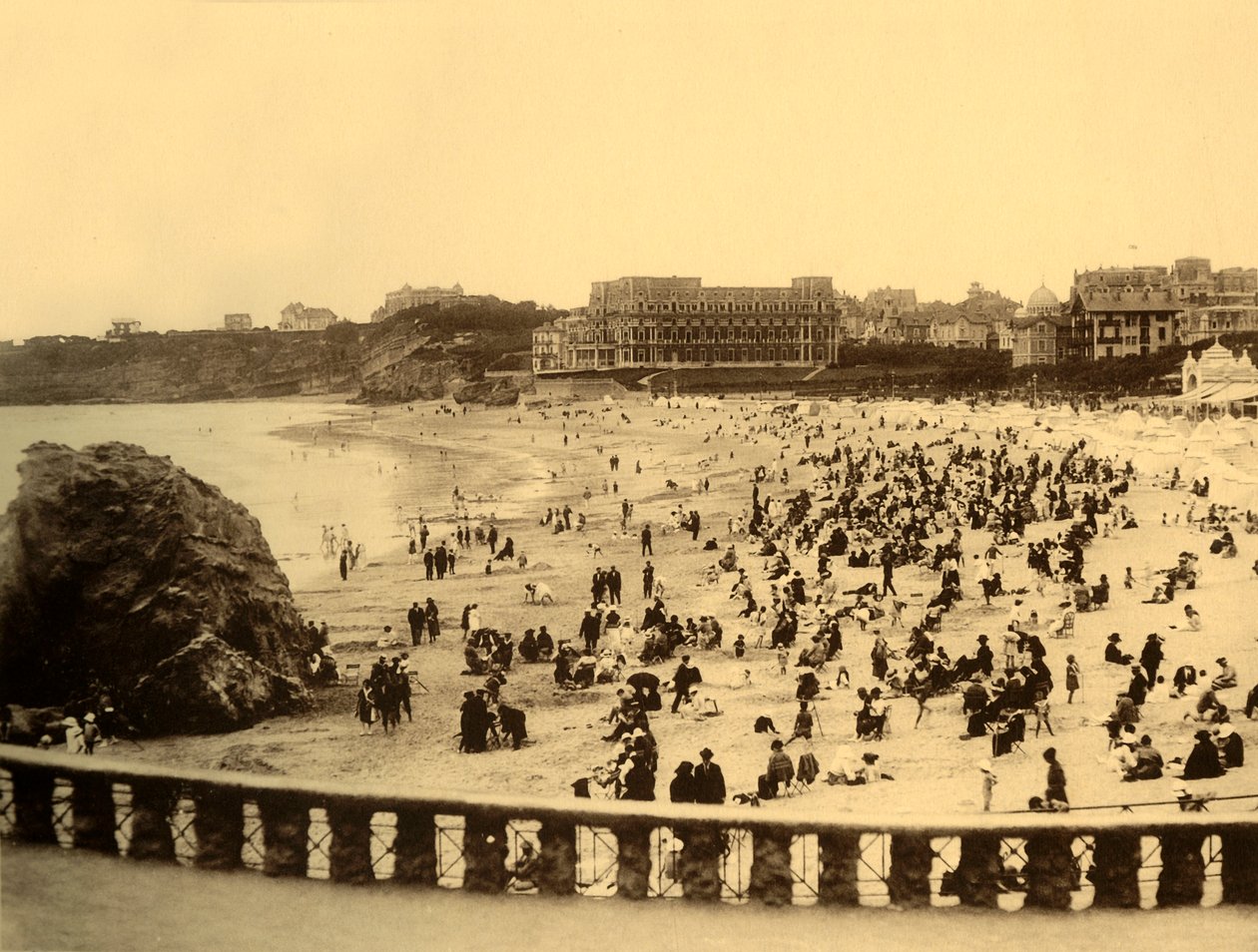 Biarritz - A la Grande Plage, c1930 by Unbekannt