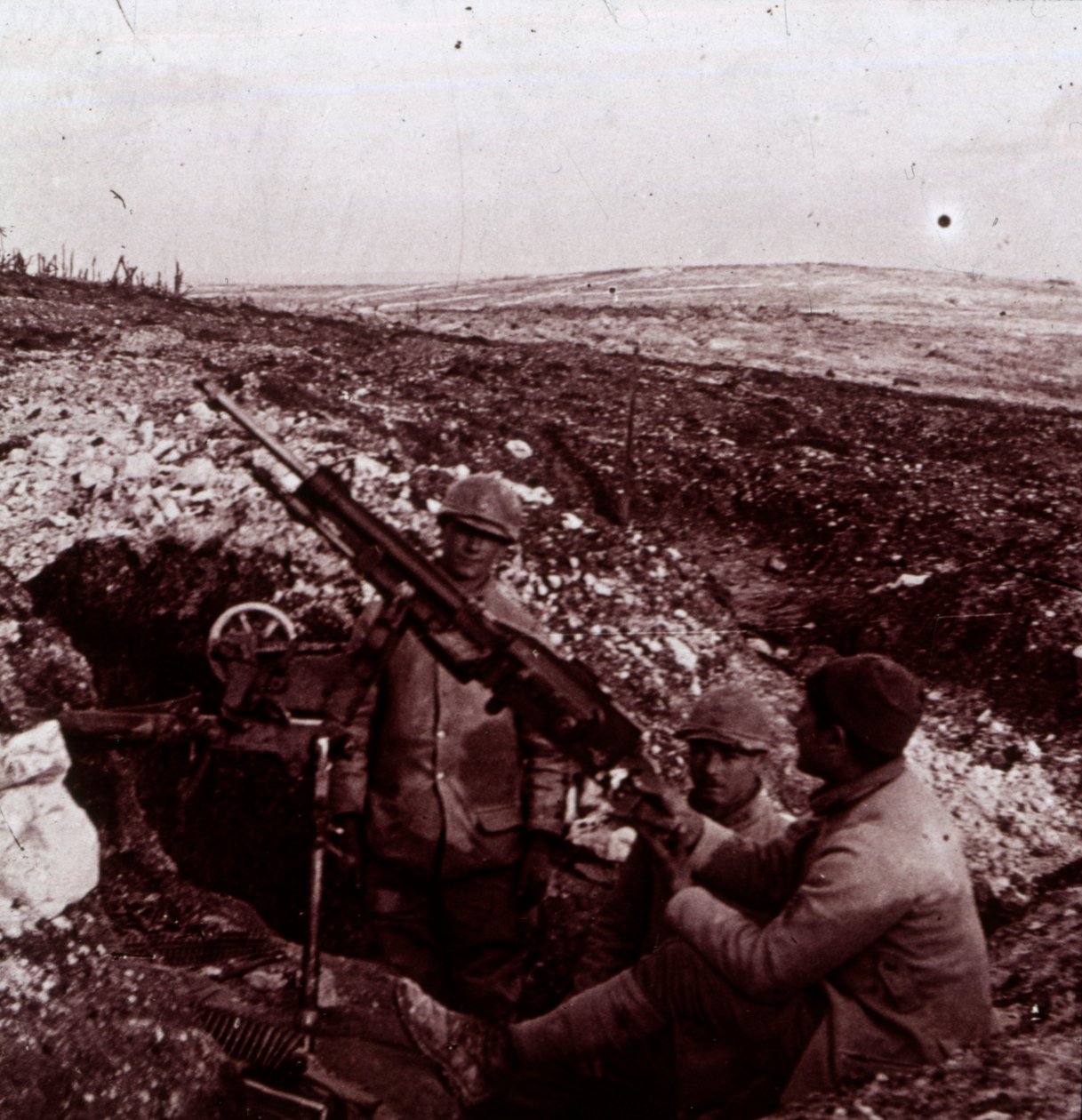 Machine guns, Mount Kemmel, Flanders, Belgium, c1914-c1918 by Unbekannt