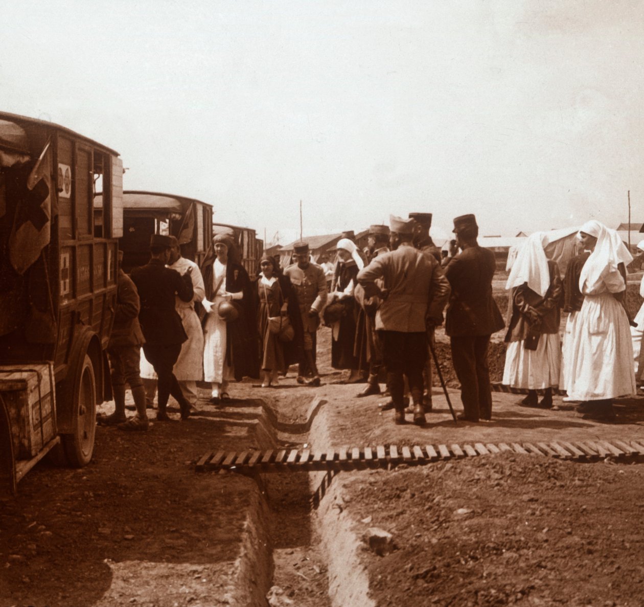 Nurses and Red Cross Ambulances, c. 1914-1918 by Unbekannt