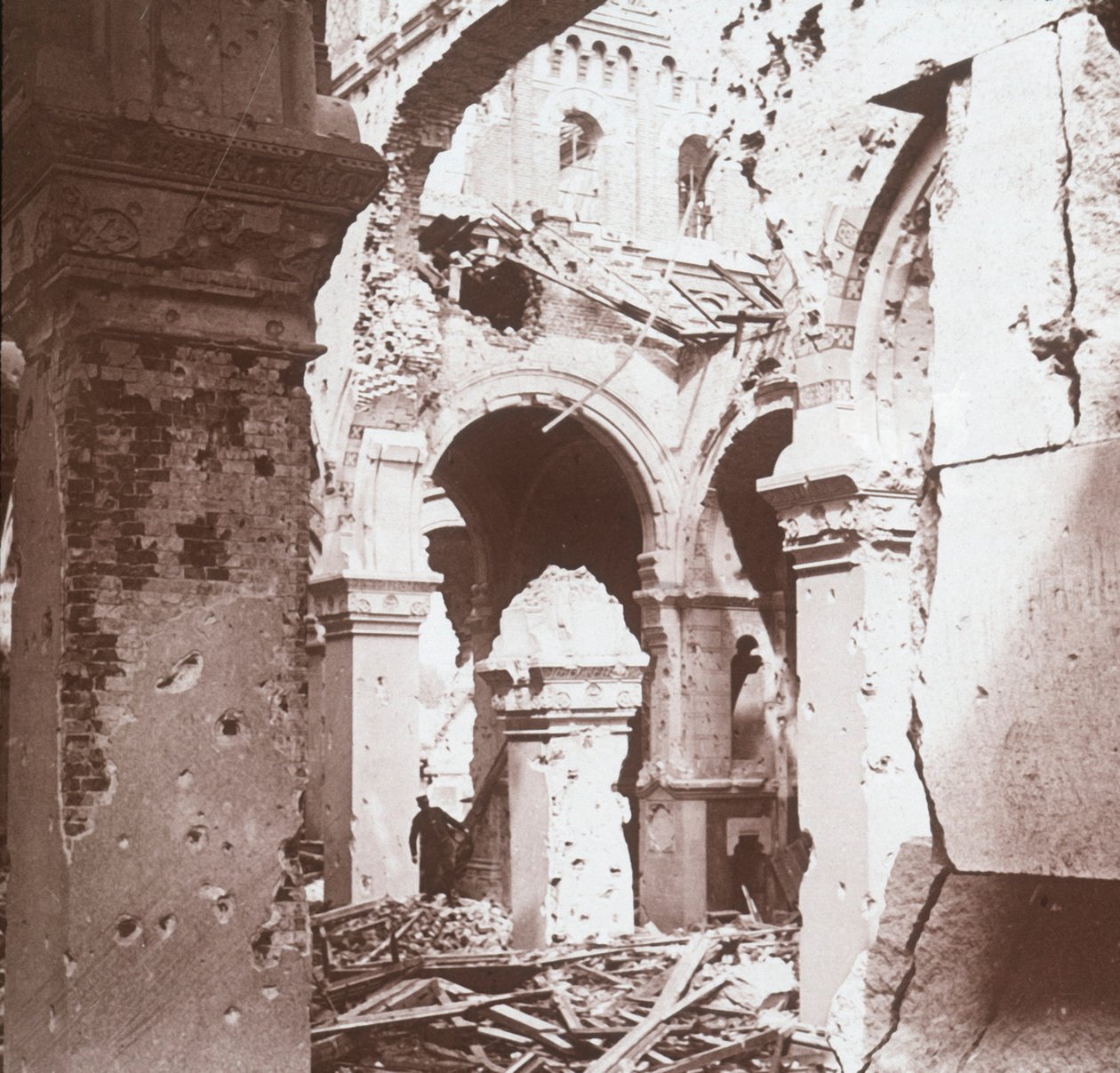 Ruined church, Albert, northern France, c1914-c1918 by Unbekannt