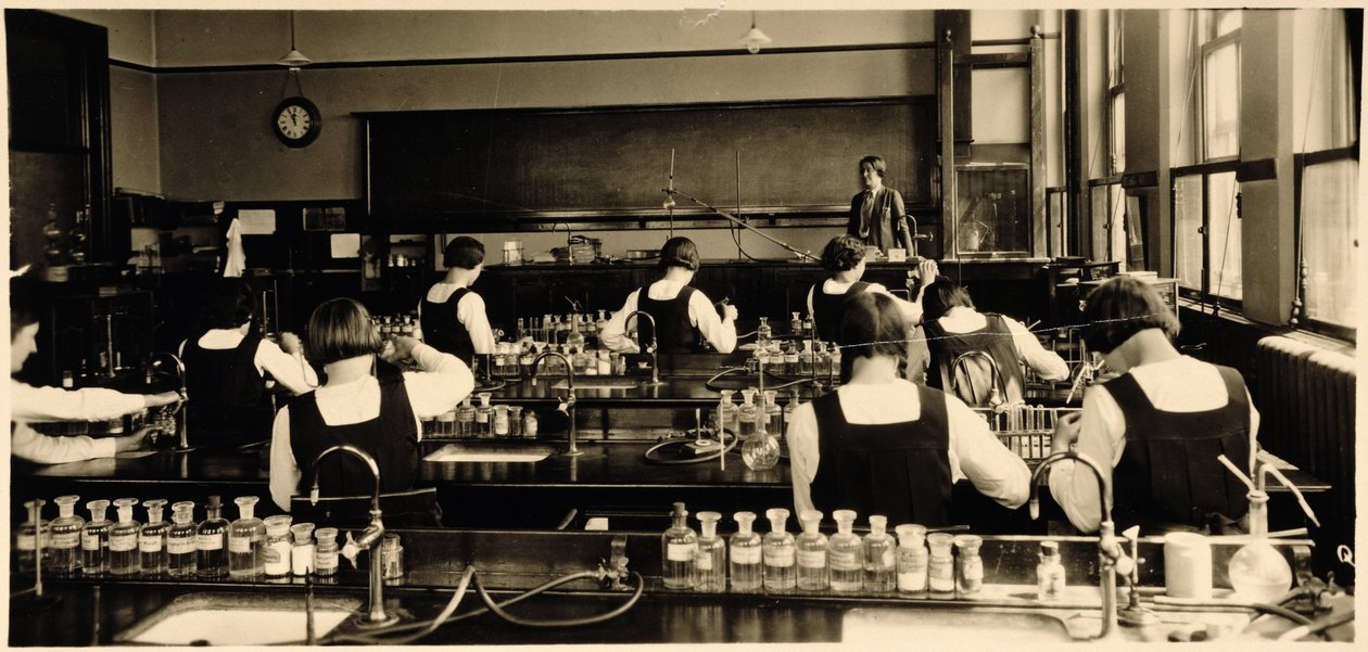 Science Lesson at the London Grammar School for Girls, 1936 by Unbekannt Unbekannt