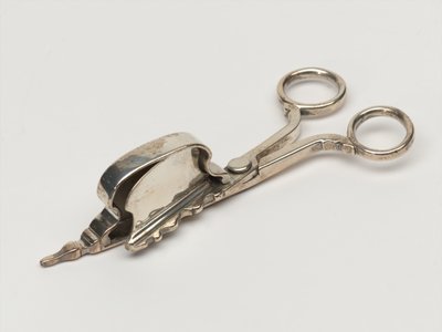 Candle snuffer, Board of Ordnance, c.1696 by Anthony Nelme