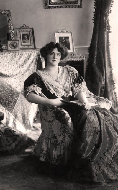 Marie Studholme, 1906 by Foulsham and Banfield