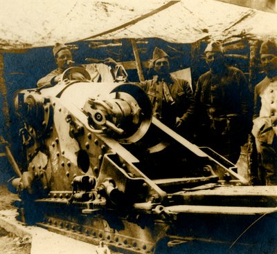 220 gun in its emplacement, c1914-c1918 by Unbekannt