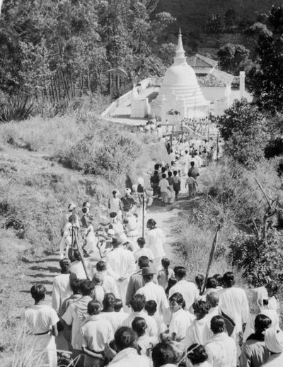 Procession to a Buddhist temple, Diyatalawa, Ceylon by Unbekannt