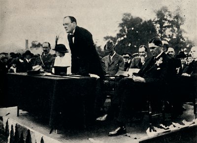 Speaking at Enfield Munitions Works, 1917 by Unbekannt