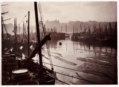 Whitby Harbour at low tide, c 1905 by Unbekannt